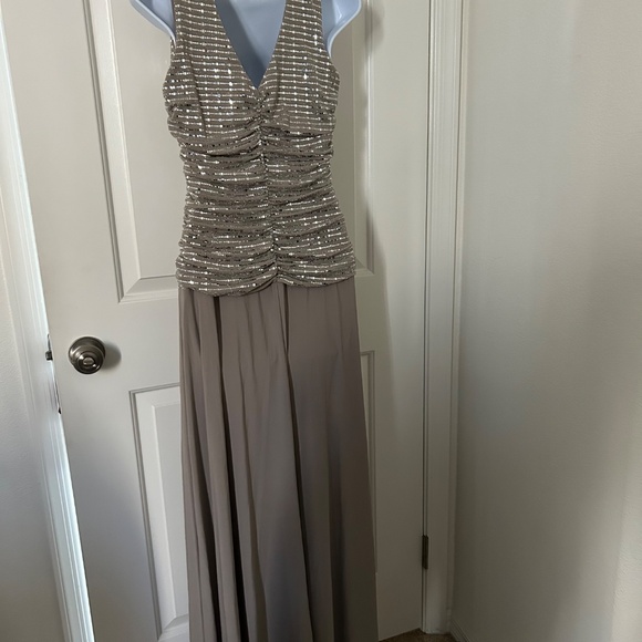 R&M Richards Special Occasions Women’s Dress/Gown-Size 10 - Picture 5 of 6